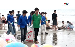 Câu lạc bộ du lịch biển Hải Tiến dọn vệ sinh bãi biển Hải Tiến