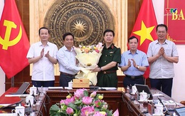 Ban Thường vụ Tỉnh ủy chúc mừng Thiếu tướng Lê Văn Trung, Phó Chính ủy Quân khu 4