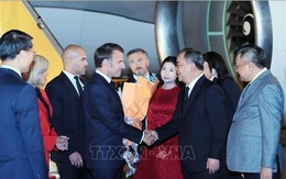Tổng thống Pháp Emmanuel Macron đến Hà Nội, bắt đầu thăm cấp Nhà nước tới Việt Nam