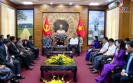 Đồng chí Trịnh Tuấn Sinh, Phó Bí thư Tỉnh ủy tiếp xã giao Đoàn đại biểu Mặt trận Lào xây dựng đất nước tỉnh Hủa Phăn