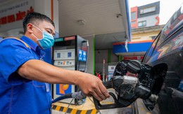 Giá xăng tiếp tục giảm, RON 95 về sát 19.000 đồng/lít