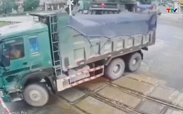Thanh Hoá: Xe tải phá rào chắn, lao qua đường sắt