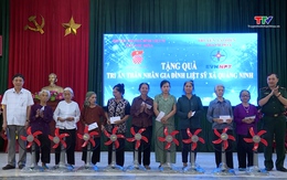 Trao quà cho thân nhân gia đình liệt sĩ tại Quảng Xương