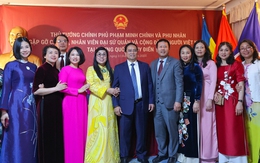 Thủ tướng gặp gỡ kiều bào tại Thụy Điển: "Tự lo được cho mình cũng là yêu nước"