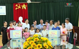 Tặng quà cho trẻ em có hoàn cảnh đặc biệt, khó khăn
