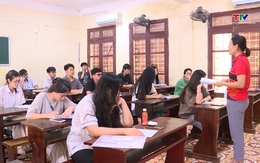 Thí sinh làm thủ tục dự thi Tốt nghiệp THPT 2025