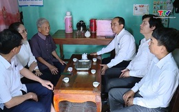 Phó Chủ tịch Thường trực Hội đồng Nhân dân tỉnh dâng hương nghĩa trang, thăm, tặng quà các gia đình chính sách