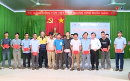 Trao chứng chỉ thuyền trưởng tàu cá hạng 3 cho ngư dân