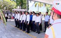 Đoàn đại biểu Tỉnh uỷ - Hội đồng nhân dân - UBND - Ủy ban Mặt trận Tổ quốc tỉnh Thanh Hoá dâng hương, viếng các anh hùng liệt sỹ tại tỉnh Tuyên Quang