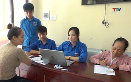 Tuổi trẻ phường Đông Sơn xung kích hỗ trợ người dân thực hiện thủ tục hành chính số