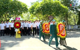 Phó Chủ tịch Thường trực UBND tỉnh dâng hương nghĩa trang thăm, tặng quà các gia đình chính sách