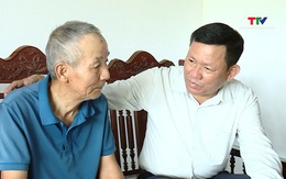 Phó Chủ tịch Thường trực UBND tỉnh dâng hương nghĩa trang thăm, tặng quà các gia đình chính sách