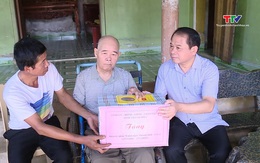 Trưởng Ban Tổ chức Tỉnh ủy dâng hương nghĩa trang liệt sĩ, thăm, tặng quà các gia đình chính sách