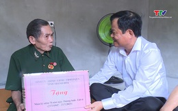 Phó Chủ tịch Hội đồng Nhân dân tỉnh dâng hương nghĩa trang liệt sĩ, thăm hỏi, tặng quà gia đình chính sách