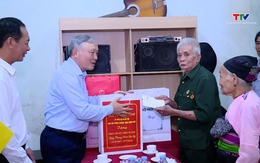 Phó Thủ tướng Thường trực Chính phủ Nguyễn Hòa Bình thăm, tặng quà gia đình chính sách, người có công với cách mạng tại Thanh Hóa