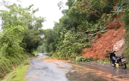 Kiểm soát chặt việc đi lại trong bão