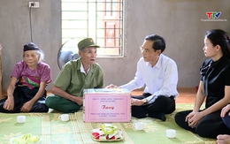Phó Chủ tịch UBND tỉnh Đầu Thanh Tùng viếng nghĩa trang liệt sỹ và thăm, tặng quà gia đình chính sách tại các xã Phú Lệ, Hồi Xuân