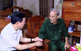 Phó Bí thư Thường trực Tỉnh uỷ Lại Thế Nguyên dâng hương tưởng nhớ các Anh hùng liệt sỹ và tặng quà các gia đình chính sách