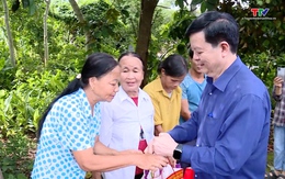 Phó Thủ tướng Mai Văn Chính thăm, tặng quà các gia đình thiệt hại do thiên tai tại xã Cẩm Tú