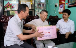 Phó Bí thư Tỉnh ủy, Chủ tịch Ủy ban Mặt trận Tổ quốc tỉnh Trịnh Tuấn Sinh viếng nghĩa trang liệt sĩ, thăm, tặng quà các gia đình chính sách