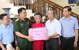 Chỉ huy trưởng Bộ Chỉ huy Quân sự tỉnh viếng nghĩa trang liệt sĩ và thăm, tặng quà người có công