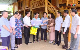Hiệp hội Du lịch tỉnh Thanh Hóa tặng quà các gia đình chính sách, người có công với cách mạng