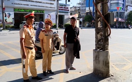 Cột điện nằm giữa đường: Hiểm họa rình rập người tham gia giao thông