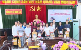 Tặng quà cho học sinh là trẻ mồ côi nhân dịp năm học mới
