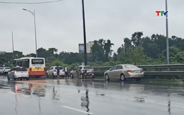 Xe ô tô đậu đỗ gây mất an toàn giao thông trên đường Nguyễn Chí Thanh, phường Hàm Rồng