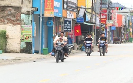Còn nhiều người dân không đội mũ bảo hiểm khi đi mô tô, xe gắn máy