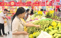 Người dân chuẩn bị thực phẩm tránh bão
