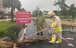 Công an phường Sầm Sơn cắm biển, phân luồng cảnh báo các khu vực ngập lụt
