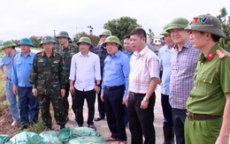 Phó Bí thư Thường trực Tỉnh uỷ Lại Thế Nguyên kiểm
tra công tác phòng chống lũ