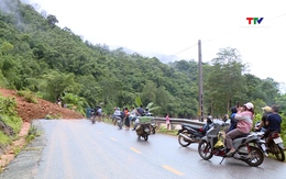 Thông tuyến quốc lộ 15C sau mưa lũ