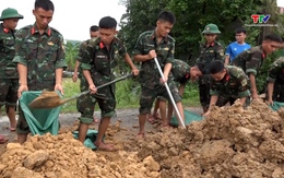 ''Căng mình'' giúp dân chạy lũ