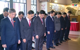 Đoàn đại biểu dự Đại hội Đảng bộ UBND tỉnh dâng hương tưởng niệm Chủ tịch Hồ Chí Minh