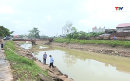 Khẩn trương khắc phục các điểm sạt vỡ kênh dẫn
và công trình phục vụ sản xuất
