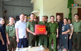 Thăm, tặng quà các gia đình người có công nhân dịp kỷ niệm 80 năm Quốc khánh