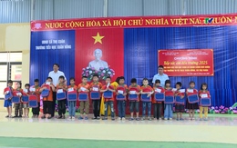 Trao quà Tiếp sức em đến trường năm học mới 2025