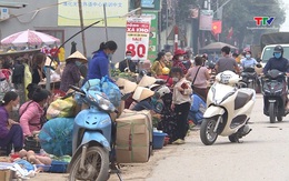 Chợ tạm trên quốc lộ 47 tiềm ẩn nguy cơ mất an toàn giao thông
