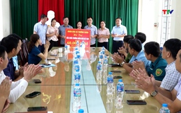 Xã Thường Xuân trao gần 700 triệu đồng ủng hộ đồng bào chịu ảnh hưởng của bão số 5 tại 2 xã Yên Nhân và Bát Mọt
