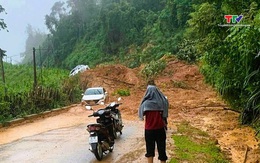 Sạt lở núi ập xuống 3 ô tô đang di chuyển trên đường