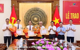 Ban Thường vụ Tỉnh ủy trao Huy hiệu Đảng cho các đồng chí nguyên lãnh đạo tỉnh