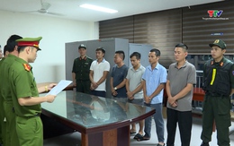 Hối lộ thông chốt kiểm lâm để buôn gỗ lậu, 10 đối tượng bị khởi tố