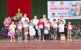 Xã Quảng Bình:Trao tặng xe đạp và dụng cụ học tập cho trẻ mồ côi, học sinh nghèo