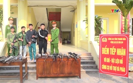 Công an xã Vân Du vận động giao nộp vũ khí, pháo 