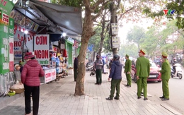 Ra quân lập lại trật tự công cộng trước cổng bệnh viện