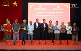 Trao qùa Tết cho người dân xã Quảng Bình