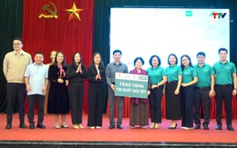 Quỹ Bầu ơi trao quà Tết Nguyên đán Bính Ngọ