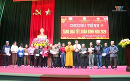 Tặng quà Tết các gia đình có hoàn cảnh khó khăn